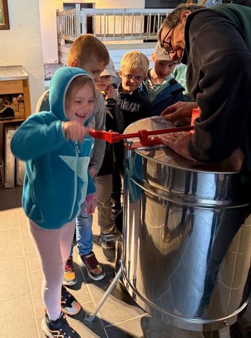 Kinder bei den Grashüpfern