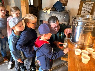 Kinder bei den Grashüpfern